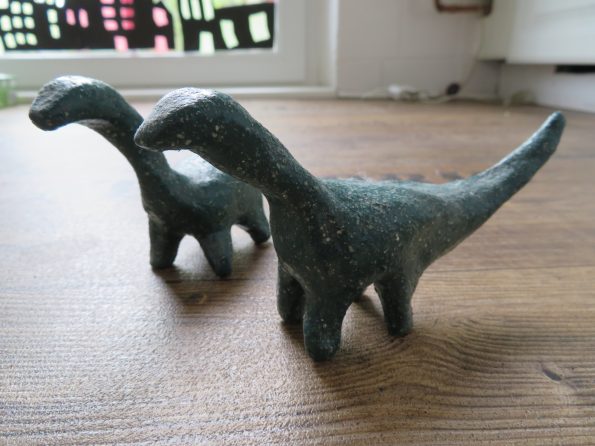 Getöpferte Dinos auf dem Regal, töpfern, Dinosaurier, Gesundheits-Auszeit