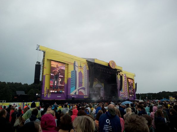 Bühne und Fans beim Konzert, Spiel und Spaß für Groß und Klein, Foo Fighters, Festivalbühne