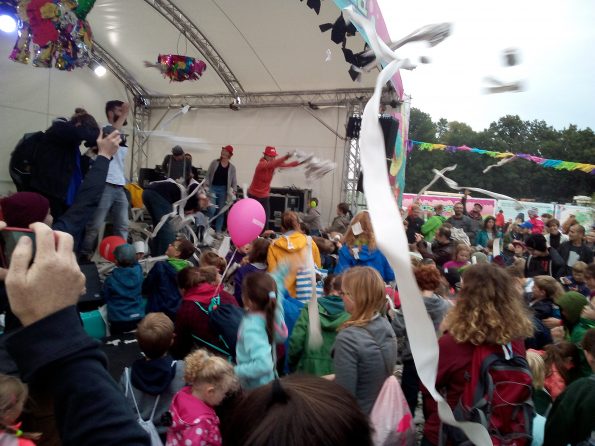Kinderkonzerte, Rolltreppenmax, Die Gang, Kreuzberg, Knicklichtarmbänder, Reiseblog Familienferien, Biber und Butzemann