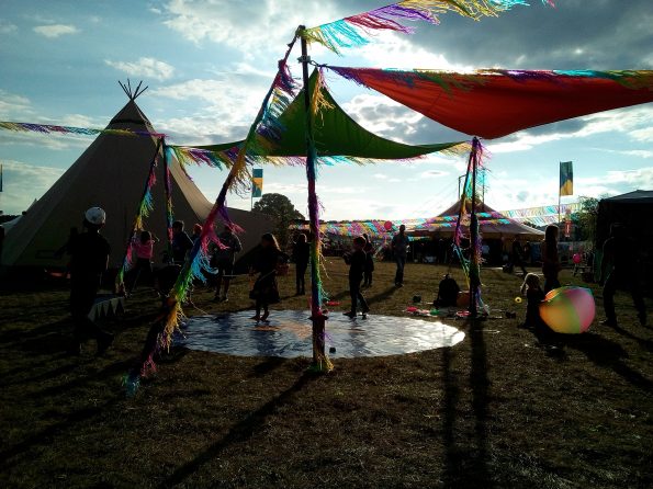 Tanzen auf dem Festival, Klatschen, Reiseblog Familienferien